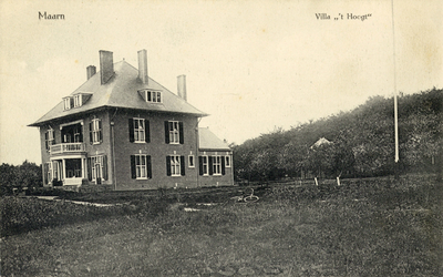 13575 Gezicht op de voor- en rechtergevel van het landhuis De Hoogt (De Hoogt 6) te Maarn.N.B. De gemeente Maarn is per ...